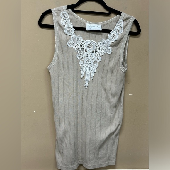 Magnet Art Lynn Yang Beige White Ribbed Tank with Applique Detail Size M/L - Picture 1 of 6
